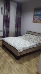 ein Schlafzimmer mit einem Bett in einem Zimmer in der Unterkunft ShangHai Hotel in Konotop