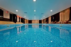 una gran piscina en un hotel en Ski-in ski-out Studio 2A7 Grand Monastery en Pamporovo