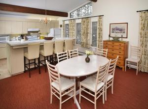 een keuken en eetkamer met een tafel en stoelen bij Forest Road Residence Home in Vail