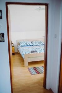 1 dormitorio con 1 cama y 1 mesa en una habitación en Apartman Tea i Studio apartman Toni en Gradište