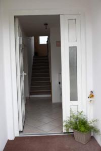 pasillo de un edificio con puerta y escalera en Apartman Tea i Studio apartman Toni en Gradište