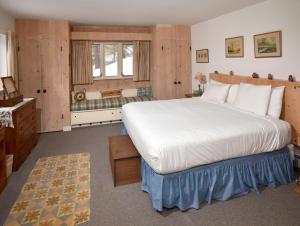 een grote slaapkamer met een groot bed en een bureau bij Forest Road Residence Home in Vail