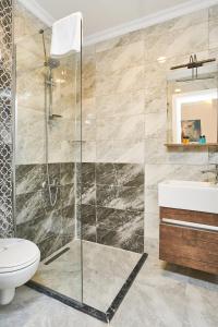 ein Bad mit einer Dusche, einem WC und einem Waschbecken in der Unterkunft Beyazit Palace Hotel Cafe & Restaurant in Istanbul
