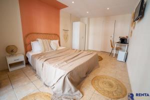 A bed or beds in a room at Chambre 1 René CASSINBalconWIFIMini-frigoTV