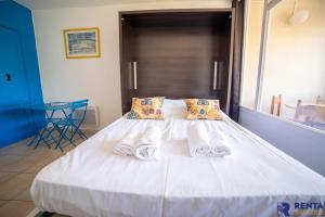 Cama ou camas em um quarto em L'AuriasqueBalconParking PrivéClimPiscine