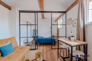 salon z łóżkiem i kanapą w obiekcie LE ZEN Appartement 4 pers CENTRE VILLE w Perpignanie