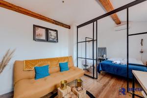 a living room with a couch and a bed at LE ZEN Appartement 4 pers CENTRE VILLE in Perpignan