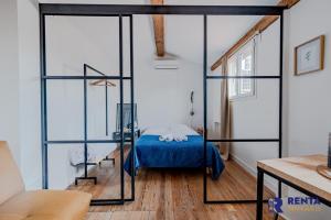 a room with a bed and a glass wall at LE ZEN Appartement 4 pers CENTRE VILLE in Perpignan