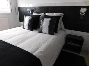 Cama o camas de una habitación en HOTEL TERRA GALEGA MEIGA