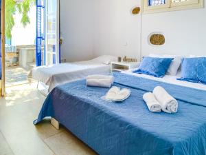 Tempat tidur dalam kamar di Blue & White: An Absolute Aegean dream house
