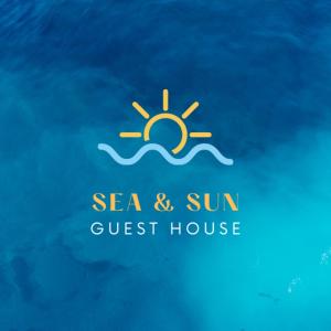 ビシェーリエにあるSea & Sun - Guest Houseの日光浴用のロゴ