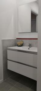 uma cozinha com um lavatório e um armário branco em Mini Hotel Wf2 Caltagirone em Caltagirone