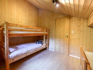 מיטה או מיטות קומותיים בחדר ב-Chalet La Paisible by Interhome