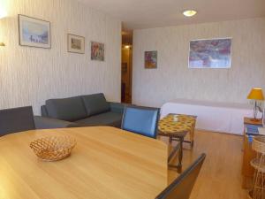 una sala de estar con un sofá y una mesa en Apartment San Giorgio A 12 by Interhome, en Crans-Montana 16 fotos más