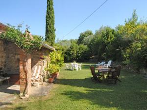 patio con mesa y sillas en Holiday Home Il Lamone by Interhome, en Ambra