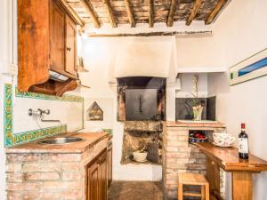 eine Küche mit einem Steinofen und einer Spüle in der Unterkunft Holiday Home Il Valacchio by Interhome in Valli