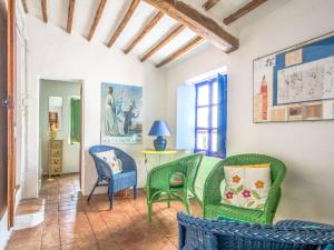 ein Wohnzimmer mit 2 Stühlen und einem Tisch in der Unterkunft Holiday Home Il Valacchio by Interhome in Valli