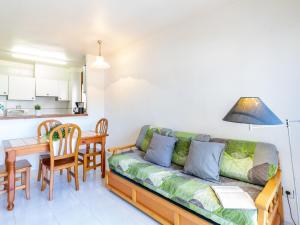 Kuchyňa alebo kuchynka v ubytovaní Apartment Els Jardins III by Interhome + 23 fotografií