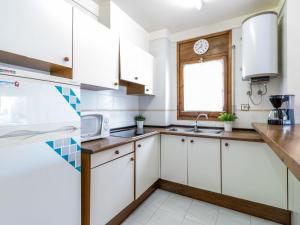 Kuchyňa alebo kuchynka v ubytovaní Apartment Els Jardins III by Interhome