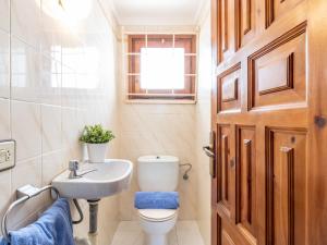 Kúpeľňa v ubytovaní Apartment Els Jardins III by Interhome