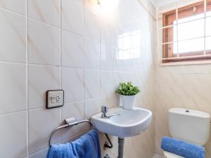 Kúpeľňa v ubytovaní Apartment Els Jardins III by Interhome