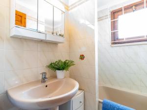 Kúpeľňa v ubytovaní Apartment Els Jardins III by Interhome