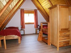 ein Schlafzimmer mit einem Bett und einem Fenster im Dachgeschoss in der Unterkunft Holiday Home Backhäusle by Interhome in Unterehlenbogen