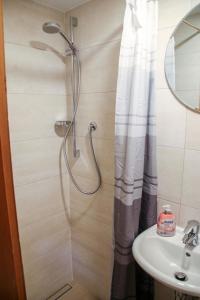 ein Badezimmer mit Dusche und Waschbecken in der Unterkunft Holiday Home Backhäusle by Interhome in Unterehlenbogen + 16 Fotos