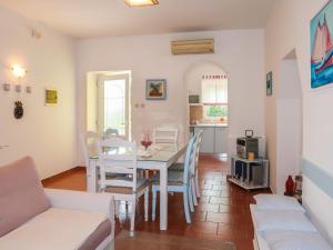 Un comedor y una sala de estar con mesa y sillas. en Apartment Marinella-3 by Interhome, en Labin