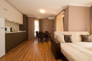 A kitchen or kitchenette at Holiday Village Lozenets