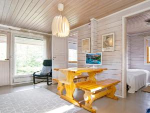 TV a/nebo společenská místnost v ubytování Holiday Home Koskisaari- vaikon loma 2 by Interhome