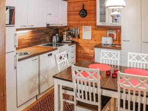 シルッカにあるHoliday Home Saikulevi by Interhomeのキッチン(白いキャビネット、テーブル、椅子付)