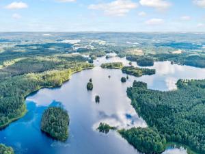 KortteinenにあるHoliday Home Koskenniska by Interhomeの水中の島々を流れる川の空中
