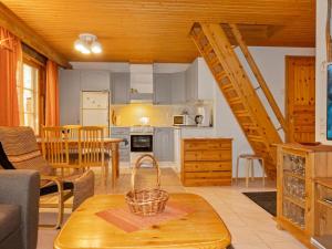 レヴィにあるHoliday Home Kämmekkä c by Interhomeのキッチン、リビングルーム(階段付)が備わります。