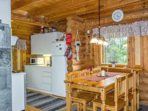 uma cozinha e sala de jantar com uma mesa num camarote em Holiday Home Fassen maja by Interhome em Ylläsjärvi