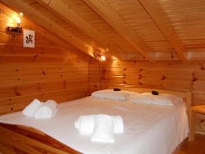 Ein Bett oder Betten in einem Zimmer der Unterkunft Chalet Chalet Boucaro by Interhome