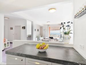 un cesto di frutta su un bancone in cucina di Apartment Capo d'Arco-9 by Interhome a Capo D'Arco