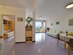 Foto dalla galleria di Apartment Capo d'Arco-9 by Interhome a Capo D'Arco