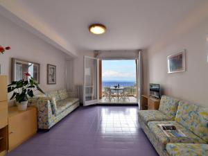 Ruang duduk di Apartment Capo d'Arco-9 by Interhome +31 gambar