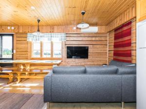 Μια τηλεόραση ή/και κέντρο ψυχαγωγίας στο Holiday Home Villa viettorinne by Interhome