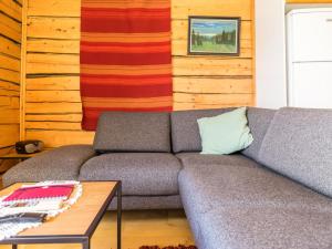 uma sala de estar com um sofá e uma mesa em Holiday Home Villa viettorinne by Interhome em Vuokatti