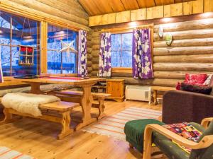 - un salon avec une table dans une cabane en rondins dans l'établissement Holiday Home Keskiniemi by Interhome, à Nissinaho