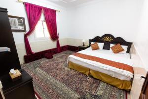 a bedroom with a large bed and a window at العييري للوحات المفروشة جدة 5 in Jeddah