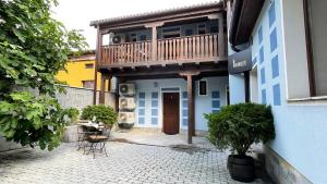 een balkon in een gebouw met een tafel en stoelen bij Апартхотел Конниците in Veliko Tŭrnovo