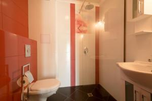 A bathroom at Holiday Village Lozenets Még 37 kép