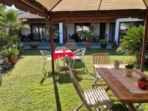 a table and chairs under an umbrella in a yard at SA DOA in Baratili San Pietro