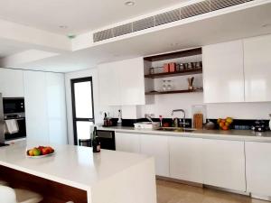 Dapur atau dapur kecil di Luxury 6 bedroom villa with privet pool in Paphos