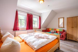1 dormitorio con 1 cama y 1 sofá en Pension Spielzeughof en Seiffen