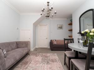 - un salon avec un canapé et une table dans l'établissement Pass the Keys Centrally located 3 bed Townhouse with garden, à Bath