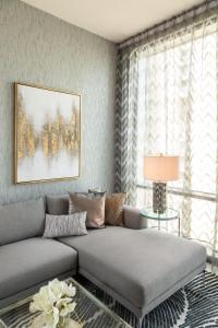 - un salon avec un canapé et une fenêtre dans l'établissement Royal Club By RVHR, Noora Tower, Al Habtoor City, Business Bay, à Dubaï